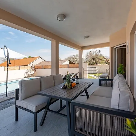 House Karla فيلة زادار