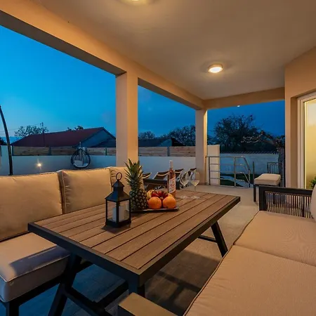 فيلة House Karla زادار