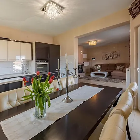 House Karla فيلة