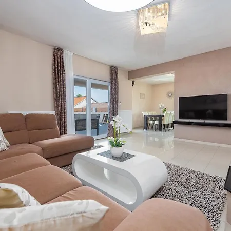 House Karla فيلة