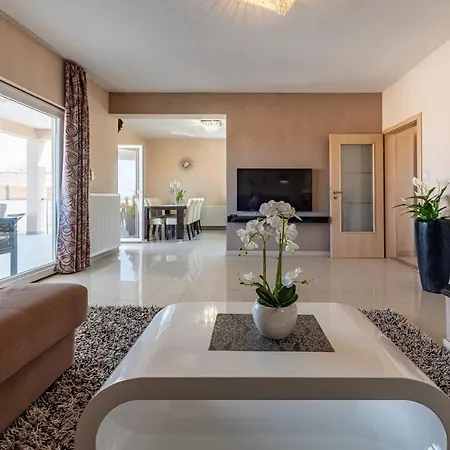 House Karla 别墅 扎达尔